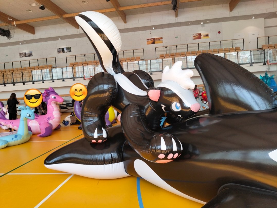 Grimatronic67's tweet image. Spanki was very happy to meet all of them. He even jumped onto Giant whales back