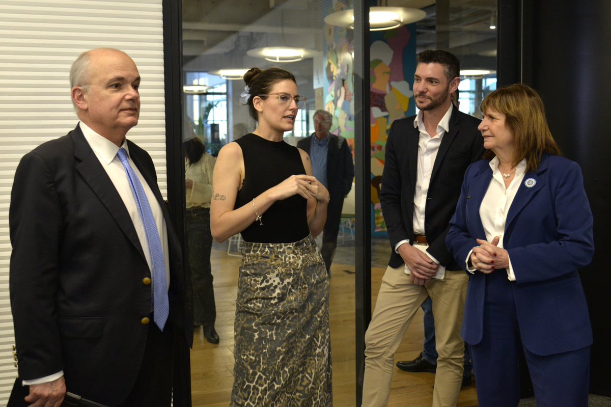 Visité las oficinas de Mercado Libre, orgullo argentino y ejemplo de lo que significa hacer las cosas bien.

Generan miles de empleos directos e indirectos, miles de empresas y emprendedores que encuentran en esta plataforma la manera de crecer, y un hito histórico: con Mercado