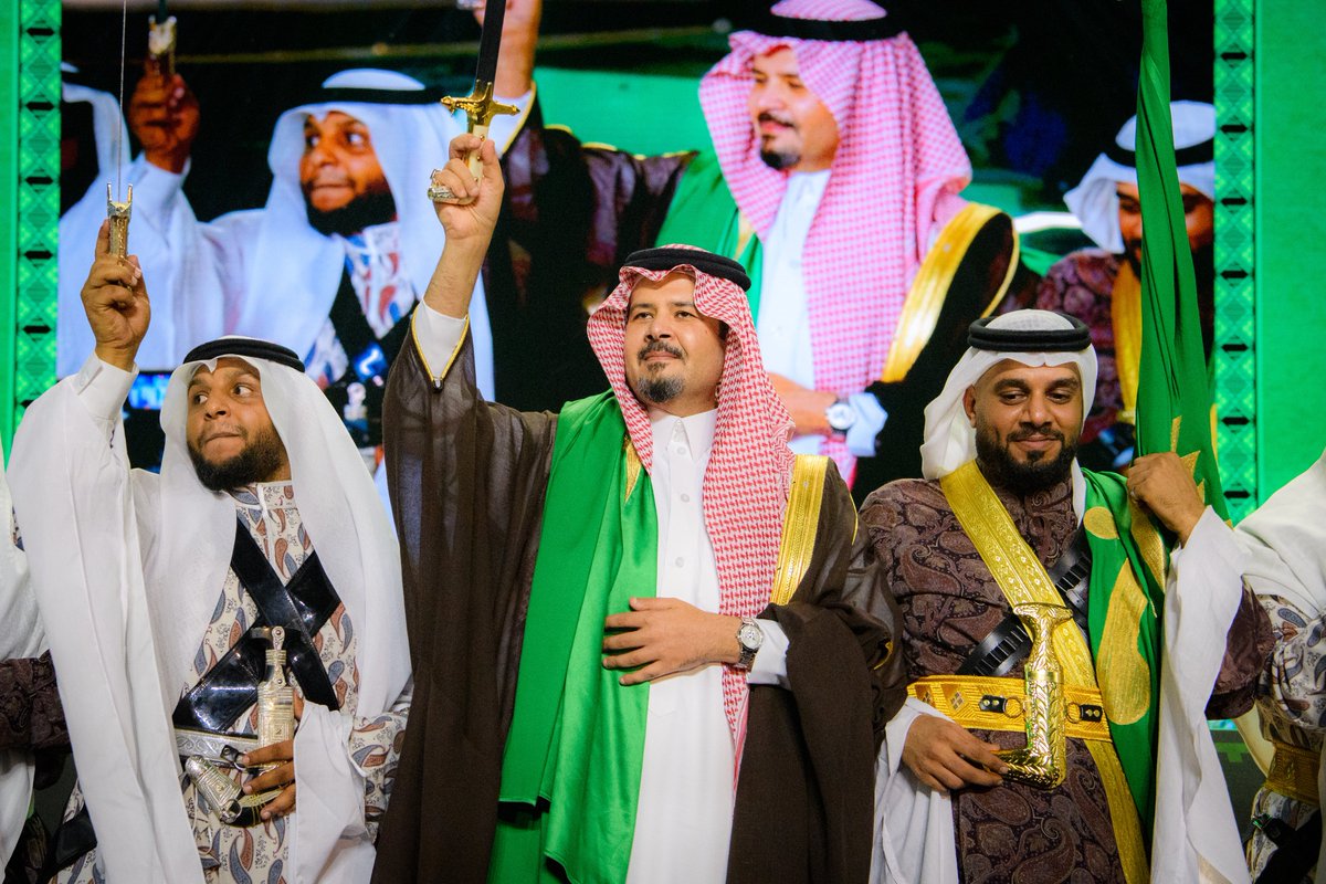imarat_almadina's tweet image. سمو أمير منطقة #المدينة_المنورة #سلمان_بن_سلطان يؤدي العرضة السعودية خلال الحفل.

#اليوم_الوطني_السعودي95