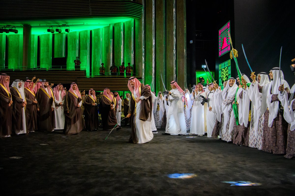 imarat_almadina's tweet image. سمو أمير منطقة #المدينة_المنورة #سلمان_بن_سلطان يؤدي العرضة السعودية خلال الحفل.

#اليوم_الوطني_السعودي95