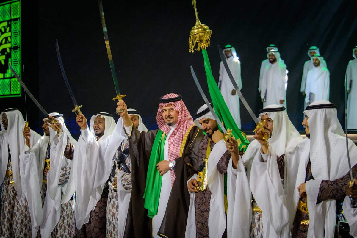 imarat_almadina's tweet image. سمو أمير منطقة #المدينة_المنورة #سلمان_بن_سلطان يؤدي العرضة السعودية خلال الحفل.

#اليوم_الوطني_السعودي95