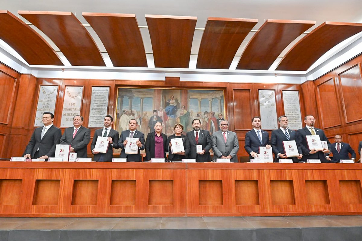 El <a href="/CongresoEdomex/">Congreso del Estado de México</a> recibió el segundo informe de la gobernadora <a href="/delfinagomeza/">Delfina Gómez A.</a>.
La mandataria lo entregó personalmente a la presidenta de la Directiva <a href="/marthaazucena23/">Martha Azucena Camacho Reynoso</a> y a los coordinadores de los grupos parlamentarios.
El presidente de la Junta de Coordinación Política