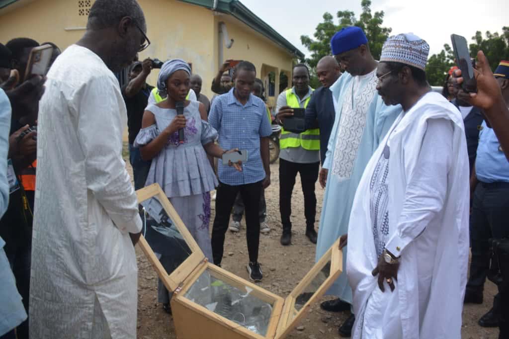 Découvertes et échanges, le lundi 22 septembre 2025, par le Professeur Narcisse Kombi Mouelle, MINSEP, en visitant l’École Nationale Supérieure Polytechnique de #UMa, où furent exposés des projets et prototypes réalisés dans les différents parcours par les élèves-ingénieurs