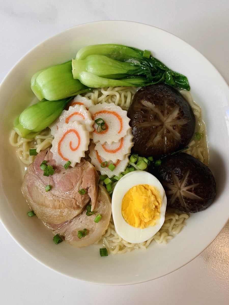 yappo_wcat's tweet image. 🍜 朝は熱々の豚骨ラーメンが間違いなし🌞