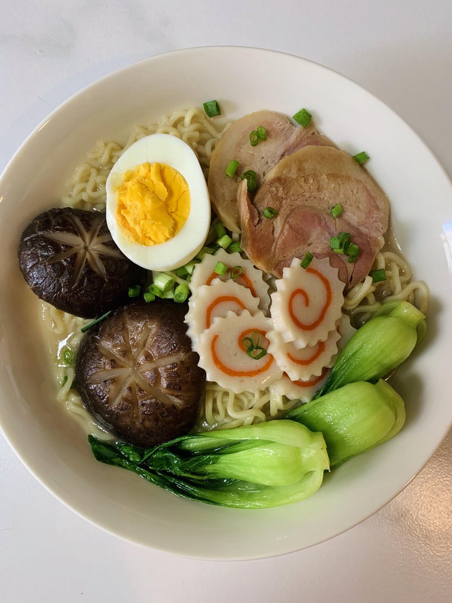 yappo_wcat's tweet image. 🍜 朝は熱々の豚骨ラーメンが間違いなし🌞