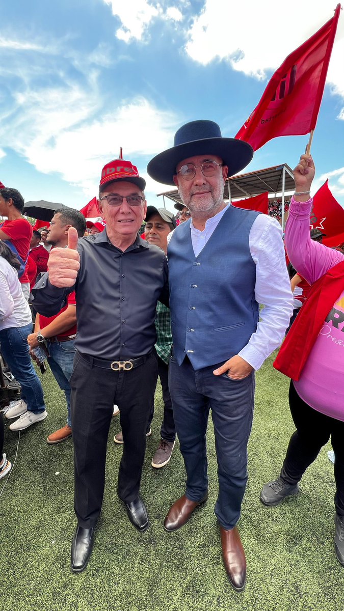 rvpadillahn's tweet photo. Acompañamos a Rixi Moncada, nuestra futura presidenta a Choluteca. Brillante discurso enfocado en cambiar el “statu quo”. Quien no quiere cambiar el statu quo sería un hondureño sin alma, con corazón de acero o de plomo. La hermandad de que hablan los ex presidentes del COHEP debe practicarse haciendo políticas que favorezcan a todos. Darle oportunidades a todos, darle crédito a todos y no solo a unos pocos privilegiados. @RixiPresidenta @manuelzr