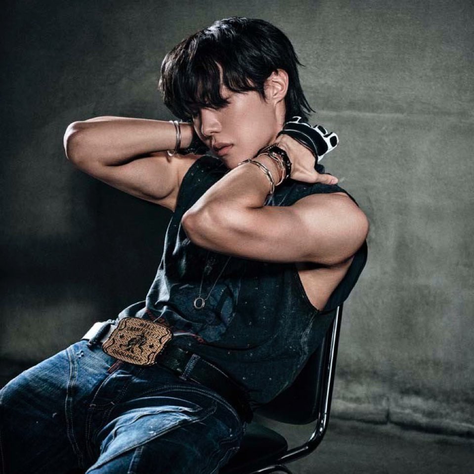 acervojhopee's tweet photo. Jung hoseok is SO FINE https://t.co/2LNSzWSxM2