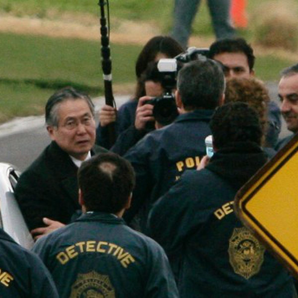 E X T R A D I T A D O por corrupto y asesino.
Un día como hoy, 22/09, el prófugo Fujimori es extraditado por los siguientes casos:

-Chuponeo
-Congresistas Tránsfugas
-Falso fiscal 
-15 millones 
-Compra de medios
-Barrios Altos-Cantuta
-Sótanos del SIE.

Por todos fue condenado!