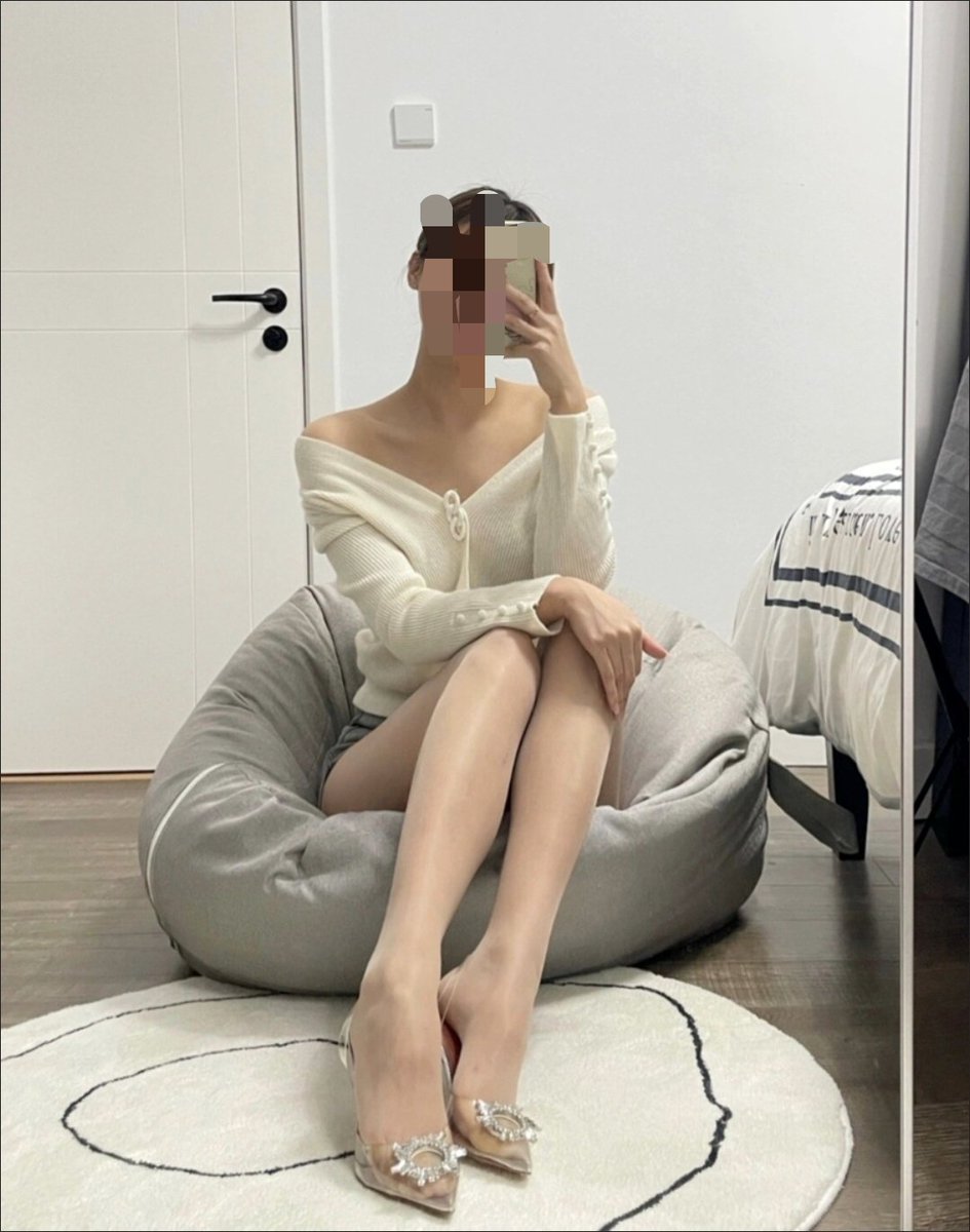 M9Dzy8E9ek32AKE's tweet photo. 一双穿了好几天的超薄丝，还是老规矩，有喜欢的点赞评论加转发，会随机选一个人免费送出。另外要跟我交换视频的，麻烦自己主动发就行，我会有相应的回发的，别加上之后就为了说几句骚话… https://t.co/h5HQxb4Ay7
