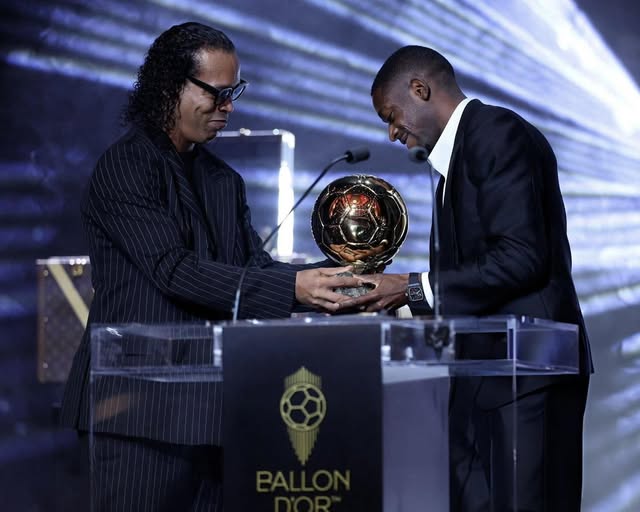 Adfa320's tweet image. Dembélé: "I have received this award from one of the BIGGEST LEGENDS OF ALL TIME, I can't believe this."

Get More News: wbxy.ink/B2DQc

#BallonDor  #BalondeOro