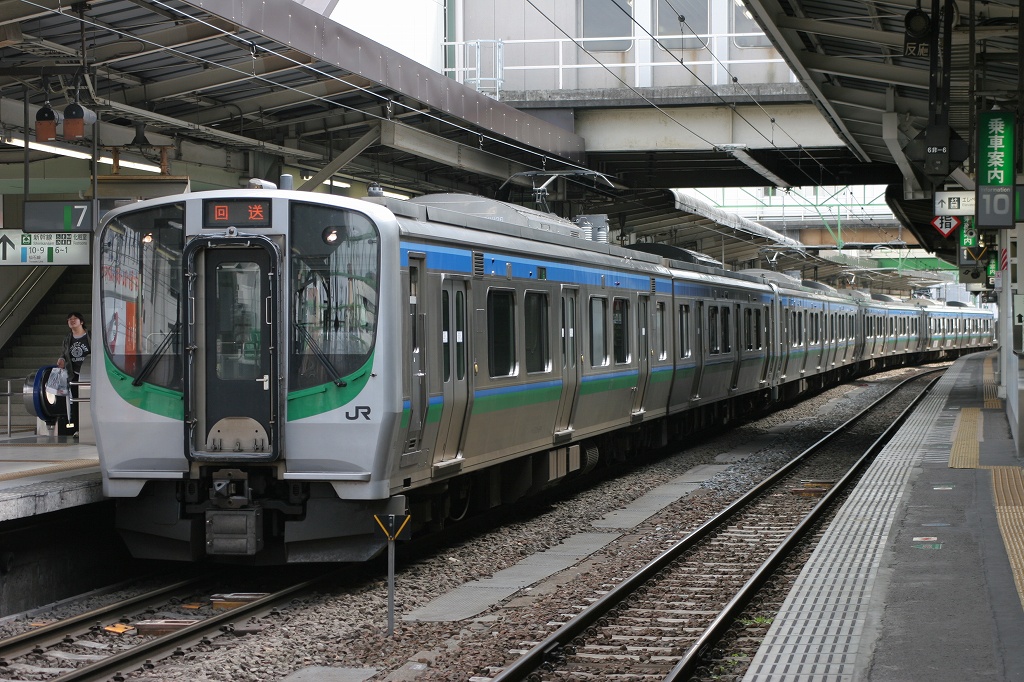 sentetsuED75103's tweet image. 2011年3月11日。
東日本大震災によって仙台空港アクセス線は全線不通となり、仕事を失ったE721-500とSAT721。
その後500番台は4編成すべて連結した新幹線リレー号へ投入され8連による営業運転が実施された。
リレー号が終わると、部分開通した常磐線亘理行へも投入された。