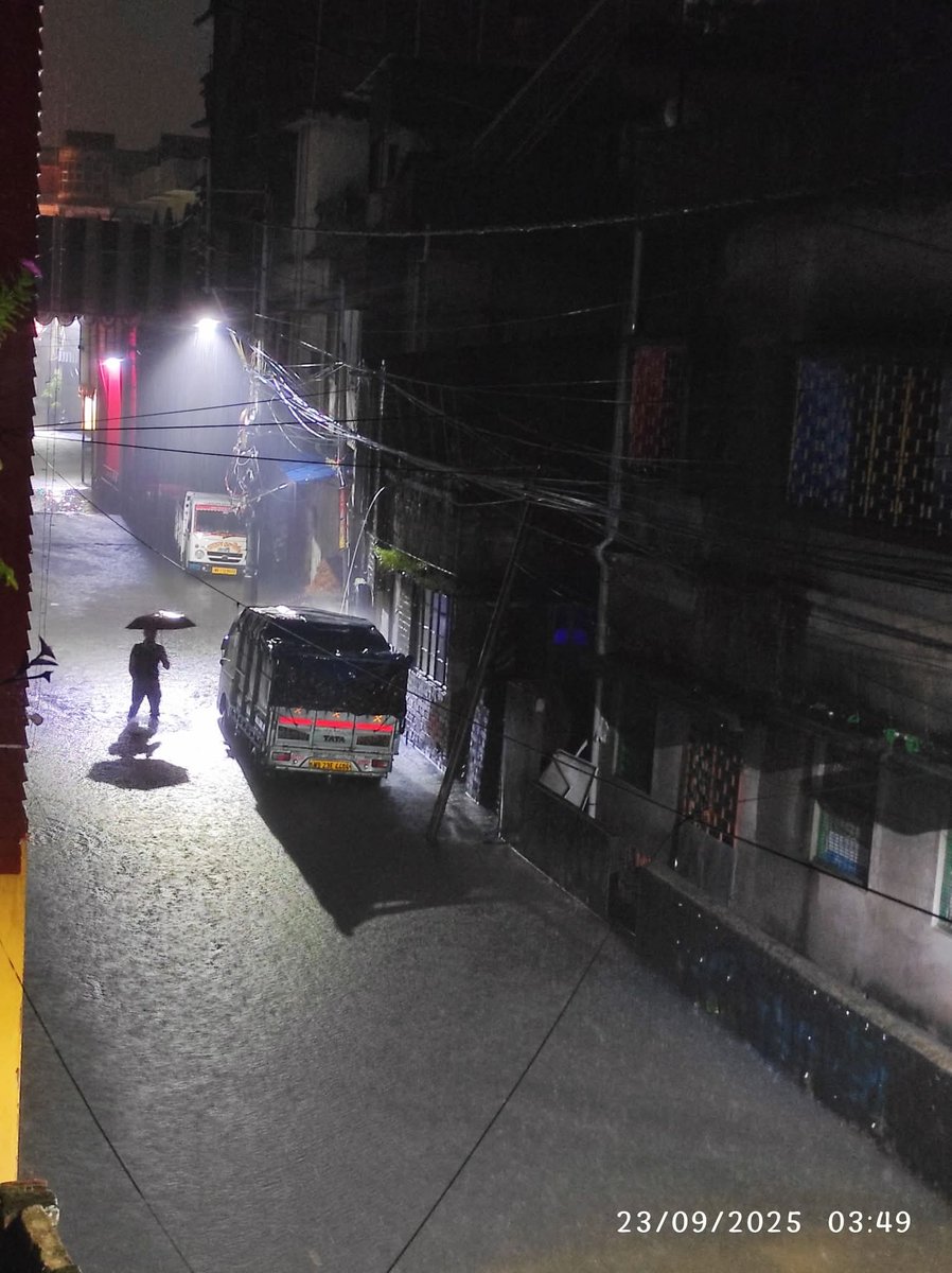 CycloneAnalyser's tweet image. Situation at #Shibpur, #Howrah which recorded 138 mm of very heavy rainfall, extremely intense showers (60 mm/h) still ongoing there.
