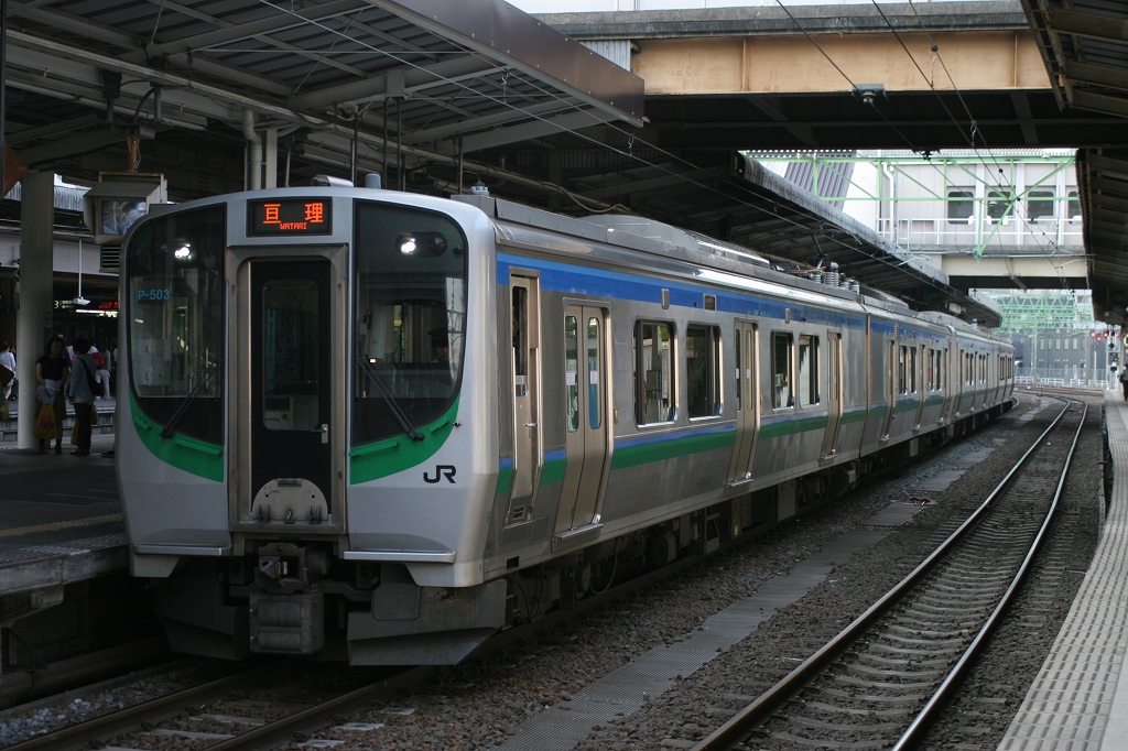 sentetsuED75103's tweet image. 2011年3月11日。
東日本大震災によって仙台空港アクセス線は全線不通となり、仕事を失ったE721-500とSAT721。
その後500番台は4編成すべて連結した新幹線リレー号へ投入され8連による営業運転が実施された。
リレー号が終わると、部分開通した常磐線亘理行へも投入された。