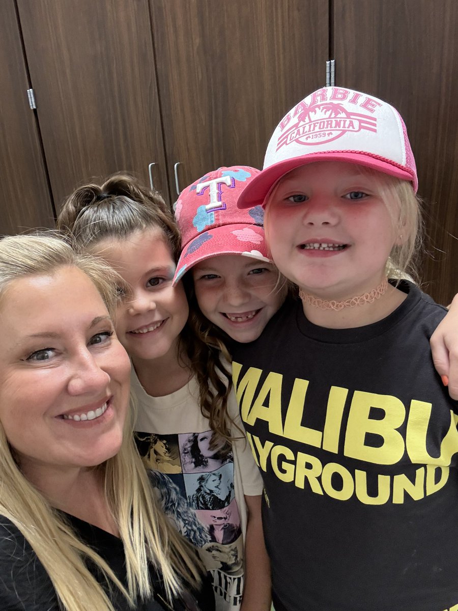 msbutterfield18's tweet photo. My Maclin Drive fan club. Love these girls and the excitement they have when I walk into the room. #makesmyday
#neighbors https://t.co/D7jNP2BTFm