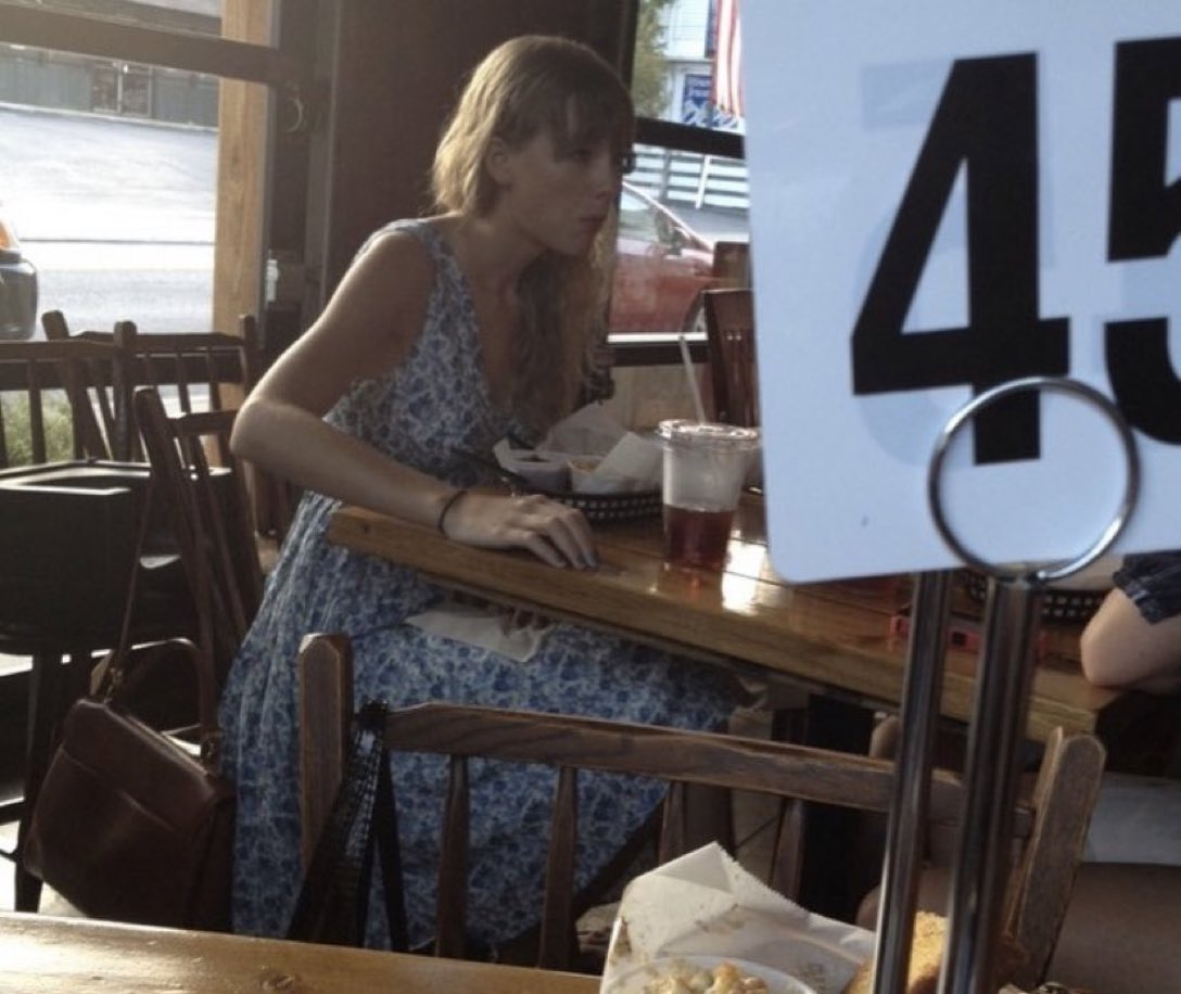 thefateof_vic's tweet image. POR QUE NINGUÉM TA FALANDO DA TAYLOR QUE FOI VISTA HOJE EM UM BAR?