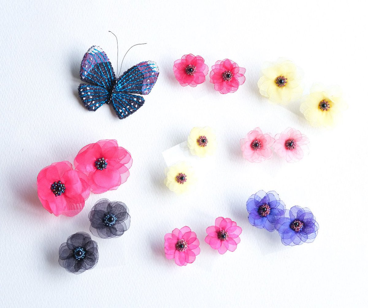 今年は春にお花のピアスを沢山作ったのでした。きのこもうにも、お花も好き。虫も好き。

アクセサリーはこれまでのシリーズも色々ご用意しております。どうぞお楽しみに♪