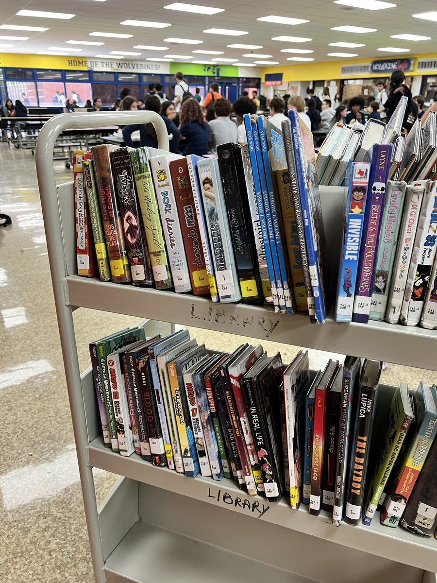 The mobile #Wiggs Library was back for the first time this school year serving #Wolverines!  DJ Hunt was there picking up books, checking out books, and jamming to tunes.  6th graders report that her playlist is 🔥!