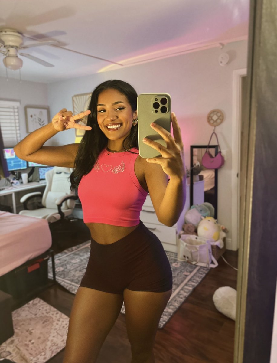 emchickenoodles's tweet photo. https://t.co/OL3TgzOOPm 

Another Monday meetup…you know the drill!
I’m Em (if you’re new her, hiiii) and I variety stream your fav just chatting, games, all the fun streamerrrrr! ♥️🤗

We’re LIVE tonight at 8pm for some cozy hangout vibes + life updates 👀 https://t.co/qRl2cIDJjg