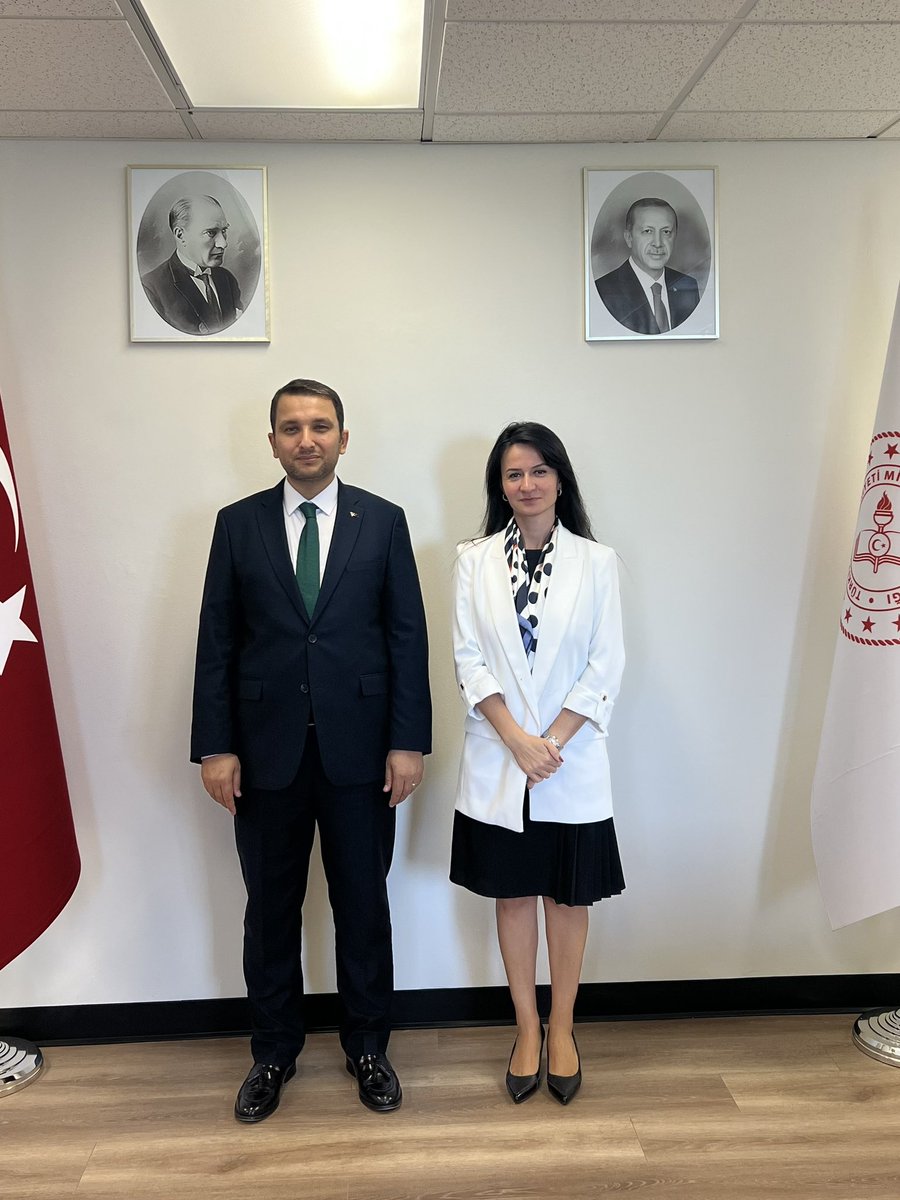LosAngelesEA's tweet image. Los Angeles Başkonsolosumuz Sayın Menekşe Onuk, Eğitim Ataşeliğimizi ziyaret ederek çalışmalarımız hakkında bilgi aldılar.

Nazik ziyaretleri, değerli görüş ve katkıları için teşekkür ediyor, yeni görevlerinde üstün muvaffakiyetler temenni ediyoruz.

@TC_LosAngelesBK