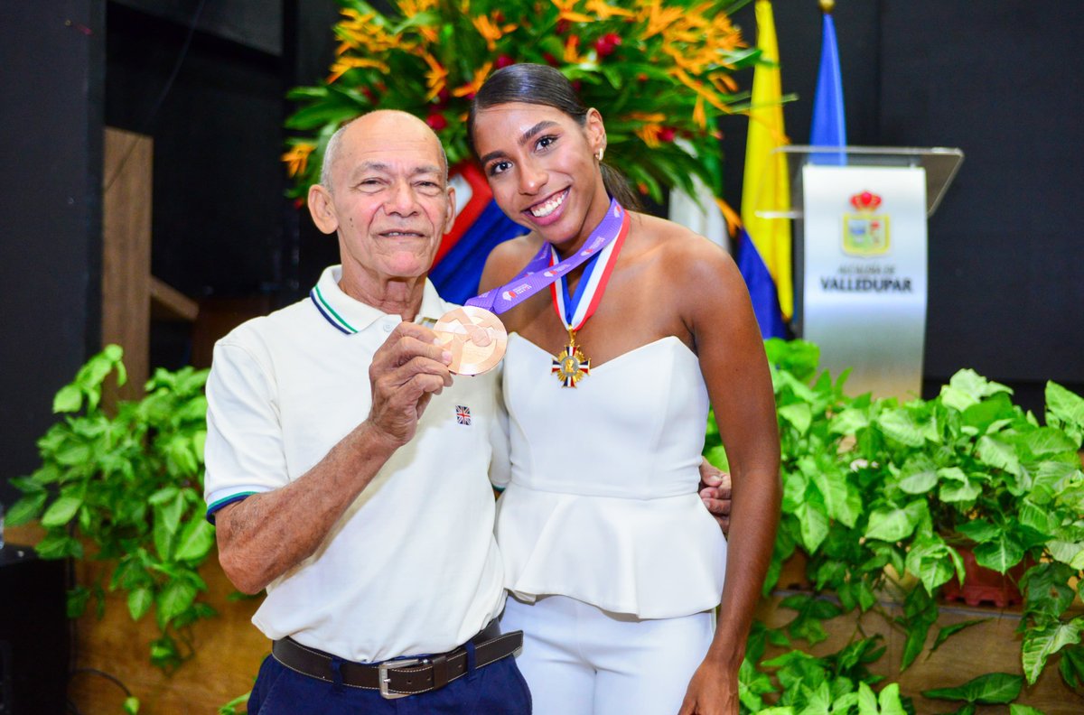ErnestoOrozcoD's tweet image. Hoy entregué el reconocimiento de Ciudadana Ejemplar a nuestra atleta Natalia Linares, quien lleva la bandera de #Valledupar en el atletismo y nos representa con altura. Gracias a su madre Yanelis González, nuestra jefe de @OfiCulturaVpr, por formar una deportista mundial.