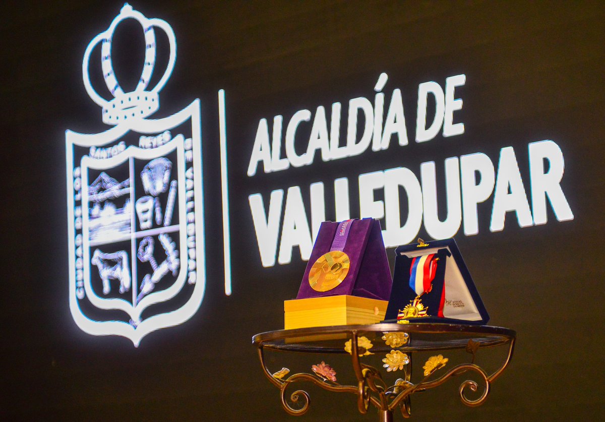 ErnestoOrozcoD's tweet image. Hoy entregué el reconocimiento de Ciudadana Ejemplar a nuestra atleta Natalia Linares, quien lleva la bandera de #Valledupar en el atletismo y nos representa con altura. Gracias a su madre Yanelis González, nuestra jefe de @OfiCulturaVpr, por formar una deportista mundial.