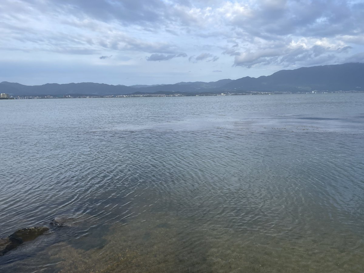 tata77720's tweet photo. 北湖東岸〜南湖東岸

気温も落ち着き忘れた頃の
バス釣り再開

朝一はトップでハス出ての
藻バケ､3連続乗らずで時合い終了

南湖に移動後
小型クランクの巻き上げ直前に
飛び出した20cm位を追加 https://t.co/JLIkjWzv2i