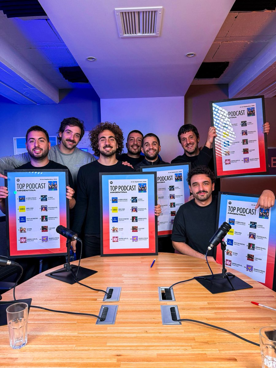 Festejando con el equipo 💙 <a href="/lafabricapodc/">La Fábrica del Podcast</a>