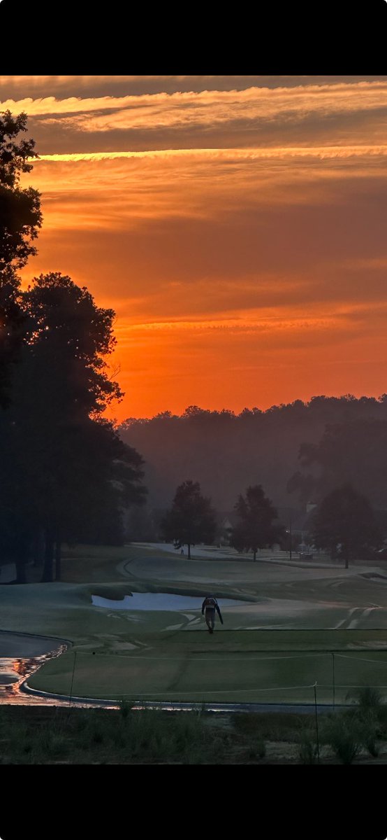 CoachMSmith11's tweet photo. Pretty early morning sky today on #1 @OldeEight! @rwmccallum @LeBaronGolf https://t.co/8nCAfwC2o1