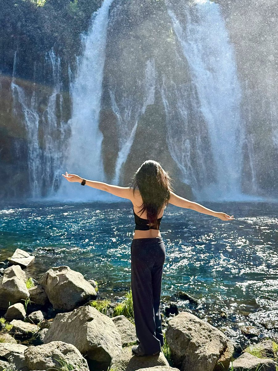 jayrdark's tweet image. Standing in awe of nature's serenity, where the waterfall whispers peace to the soul🌿💧
#NatureHeals #MindfulMoments #WaterfallWisdom