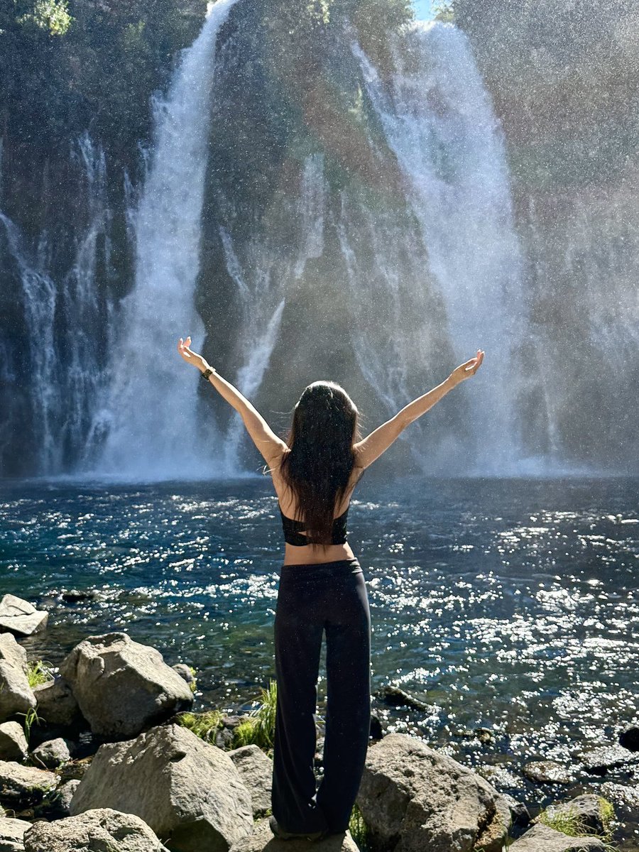 jayrdark's tweet image. Standing in awe of nature's serenity, where the waterfall whispers peace to the soul🌿💧
#NatureHeals #MindfulMoments #WaterfallWisdom
