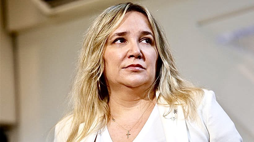 MARÍA JOSÉ HOFFMANN
La candidata de raíces oscuras

La política chilena tiene sus linajes, castas y feudos hereditarios. Y en esa nobleza parasitaria, la familia Hoffmann-UDI ocupa un sitial de privilegio. María José, alias “Pepa”, es parte de un clan que entendió la política no