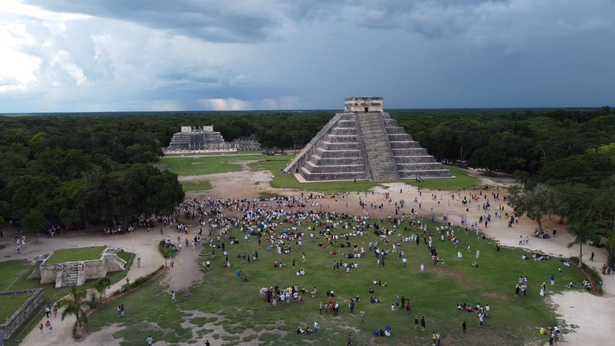 🌞🐍 Con afluencia récord, Chichén Itzá vivió el equinoccio de otoño ante la emoción de 6,471 visitantes,

Más información en el #boletínCULTUR 👉🏼 [yucatan.gob.mx/saladeprensa/v…]

📸 Agradecemos la colaboración del INAH, instituto que facilitó imágenes del equinoccio de otoño 2025.