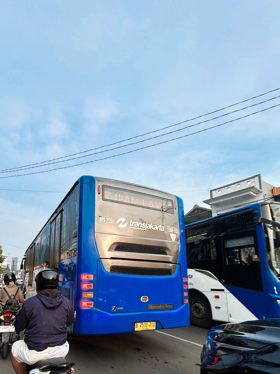 mulai dari bikin rute poros komsen, menambahkan bus gandeng, persempit headway, modifikasi gate di cawsen, sampe bikin poros dari vida😅,

rute spesial ini kesayangannya #WargaB41 🥰🫶

06.46