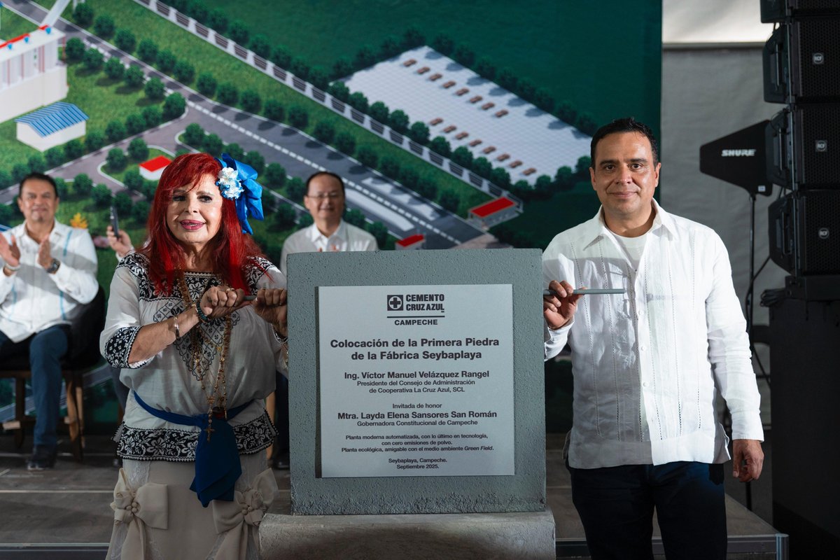 CruzAzulSCL's tweet photo. Hoy colocamos la primera piedra de nuestra nueva planta de Cemento Cruz Azul en Campeche.
Un acto histórico que contó con la presencia de la gobernadora @LaydaSansores, del Ing. Víctor Velázquez, Presidente del Consejo de Administración, autoridades gubernamentales y miembros de la familia Cruz Azul.
Esta planta es mucho más que inversión y producción: representa la oportunidad de crecer juntos, generar empleos y compartir lo mejor de nuestra comunidad con las familias campechanas.

#NuestraRefundación