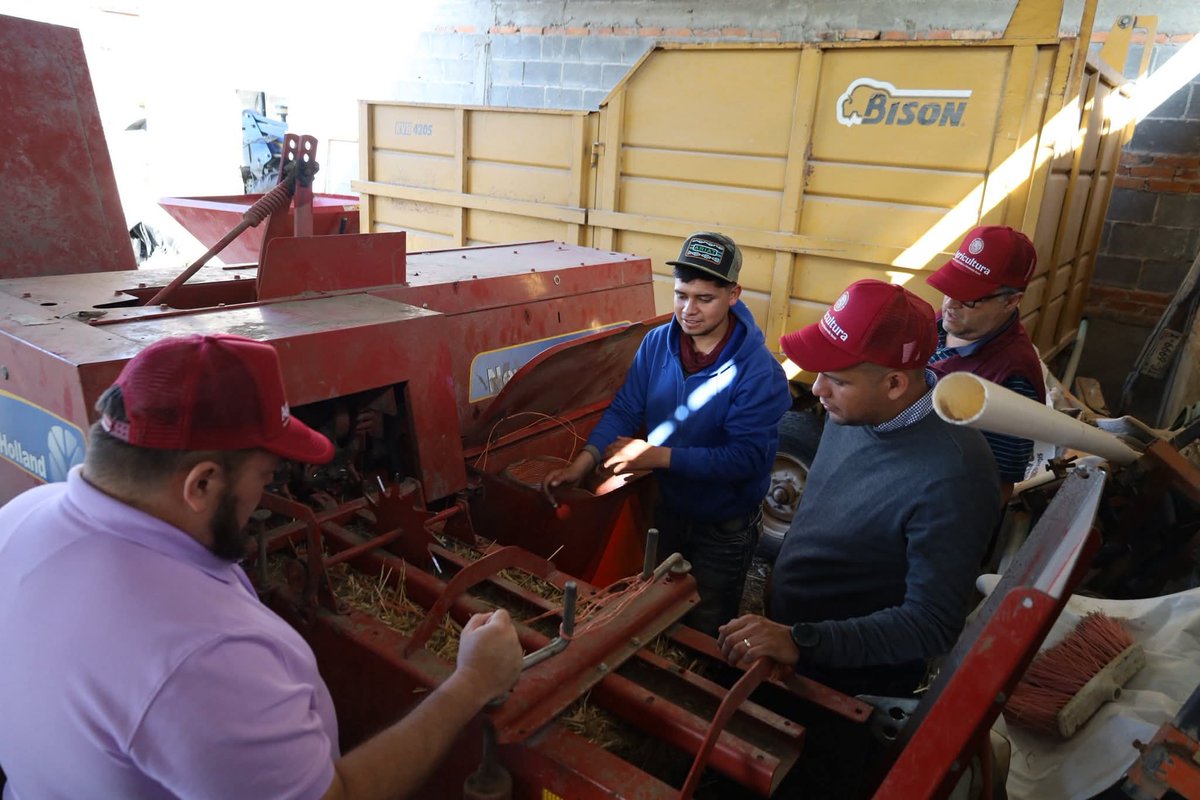 agriculturaSLP's tweet photo. El titular y personal de Agricultura visitaron el ejido Francisco I. Madero, Villa de Arriaga, donde los recibieron con gran calidez Don Poncho, Chenchito y su hermano Yeison, productores beneficiarios de los programas #ProducciónparaelBienestar y #FertilizantesparaelBienestar. https://t.co/g9QEYw1gNT