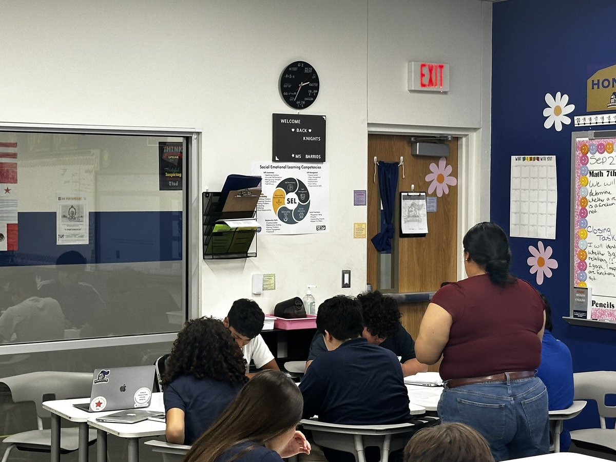 NuriRobles1's tweet image. Who says small group instruction is only for elementary? Ms. Barrios is meeting the needs of all her students! #ItStartsWithUs #KnightNation