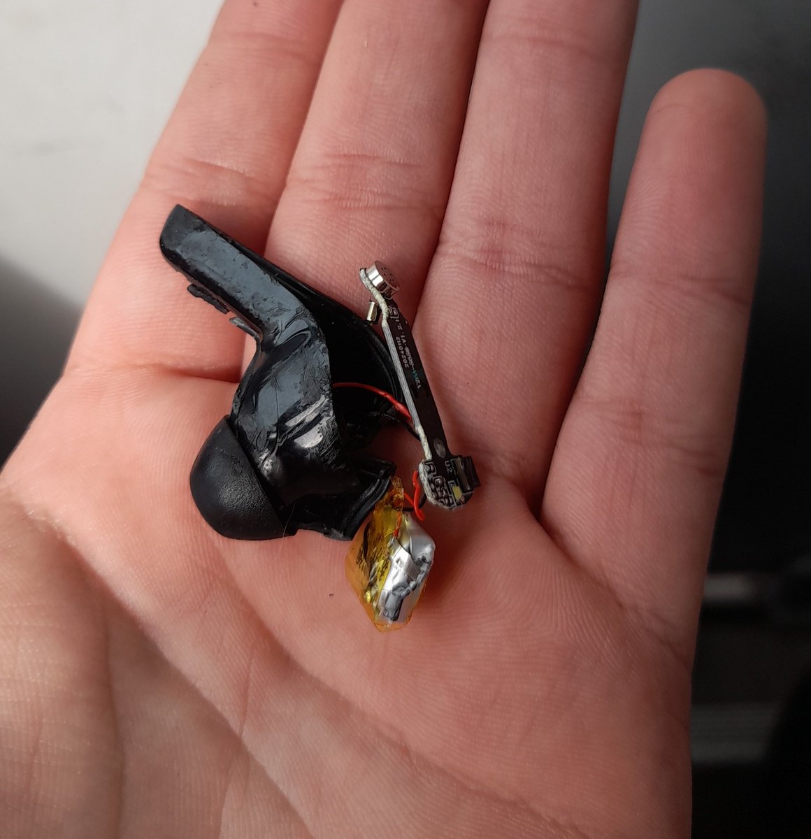 luketooo0's tweet photo. por ayudar a una señora se me cayo el audífono y una micro lo aplastó, los odio a todos https://t.co/B7QGJNe4SM