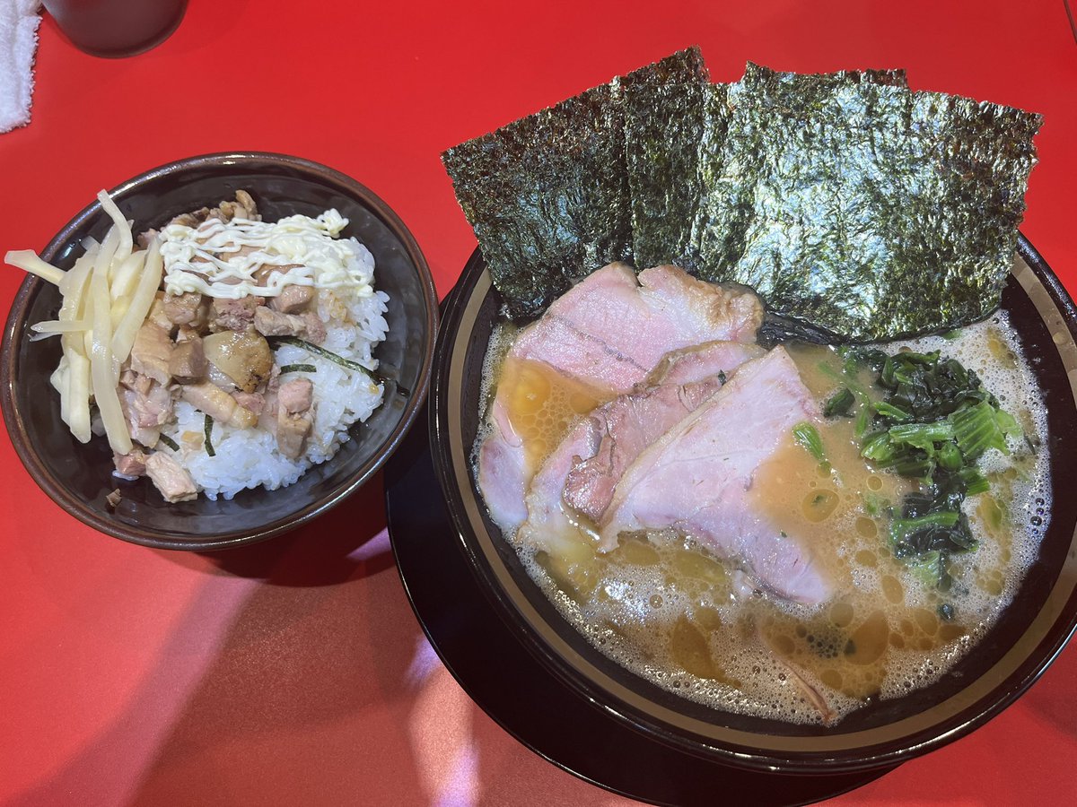 GAKUarai1's tweet image. 本日定休日どなります。
昨日は行徳にオープンしたカズ家さんに!社長が言っていた新しい試み(スープ)が気になり。
マイルドながらも王道家を感じるコクのあるスープ、活気のある店内、色々と勉強になります。カズさんにもご挨拶ができ有意義な時間となりました。
#家系ラーメンがく
#カズ家
#行徳