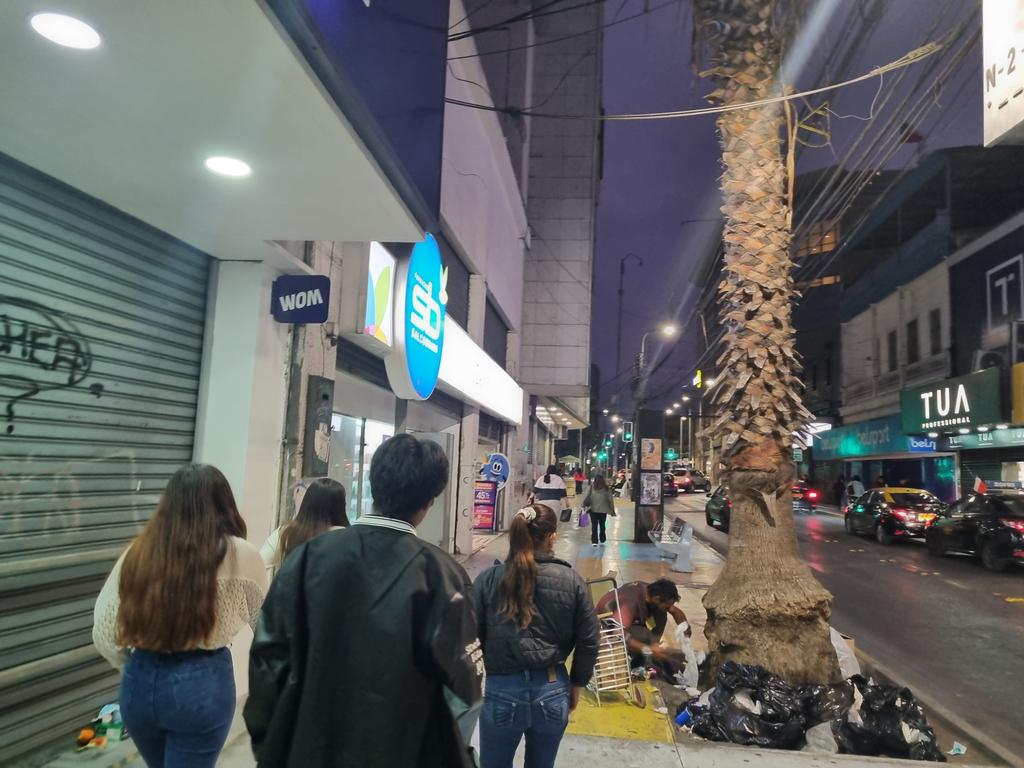 jorgesolimano's tweet image. #iquique hace una hora aproximadamente carabineros e inspectores municipales arrasaron con los ambulantes en calle Vivar