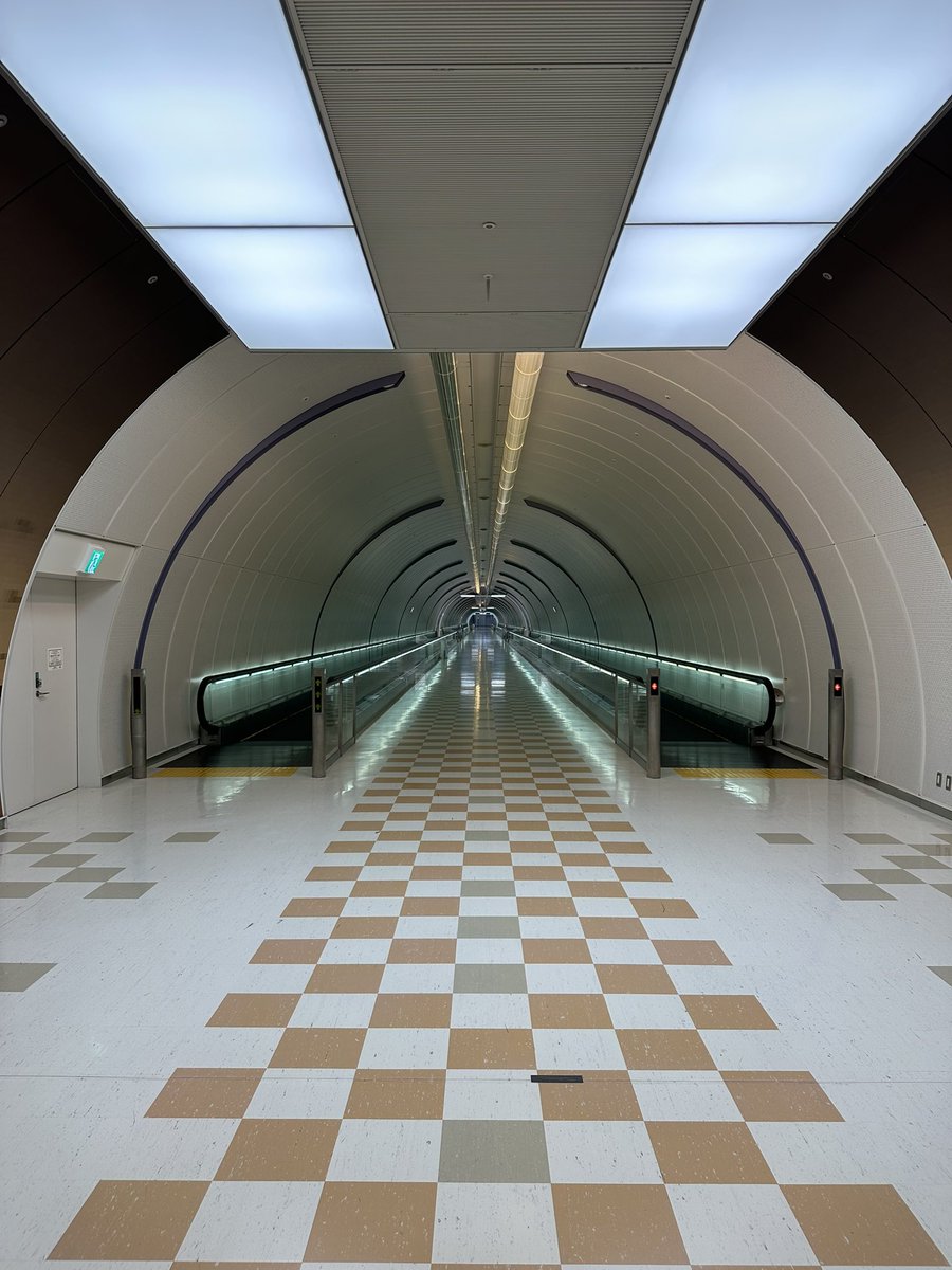 成田空港のすごい長いトンネル歩いたことあります