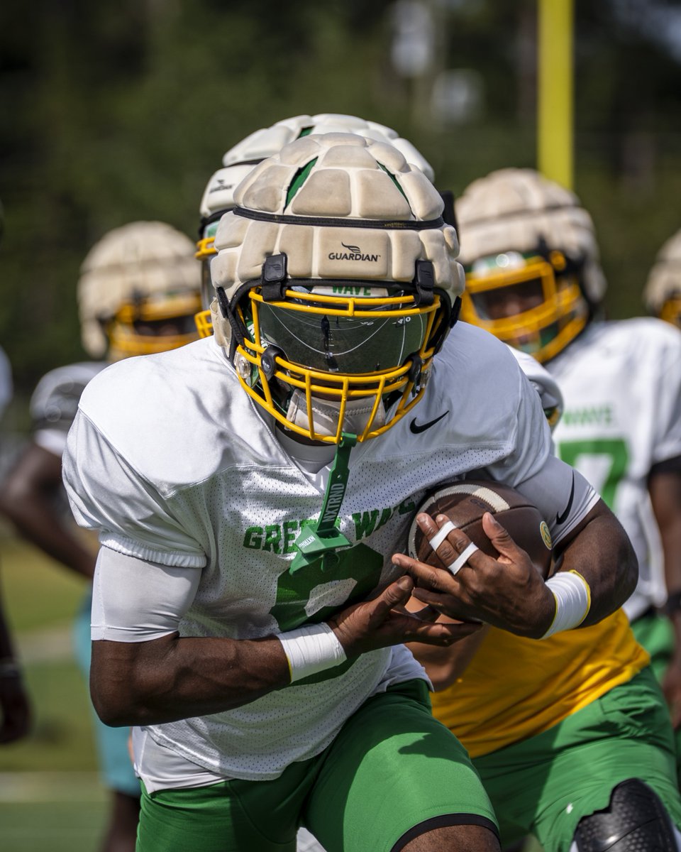 SummervilleFB's tweet photo. New week. New opportunity. 

#GoBigGreen | #VilleMentality https://t.co/d8njm3rYVu