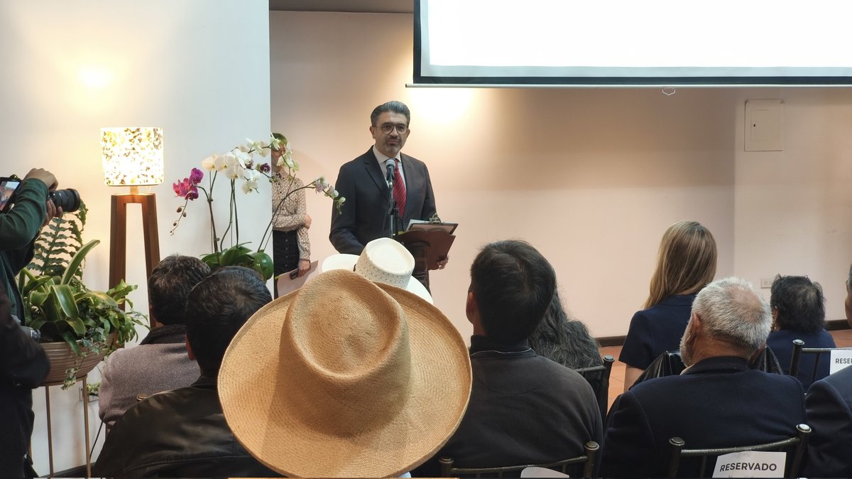 Fuimos parte de la inauguración de la exposición “Lo que ya es raíz”, en homenaje a los 50 años de <a href="/CIDAPAMERICA/">CIDAP</a>.

Durante cinco décadas, han sido un hogar para la comunidad artesanal, preservando nuestra historia y saberes que nos identifican como país.

🇪🇨#ElNuevoEcuadorImpulsa