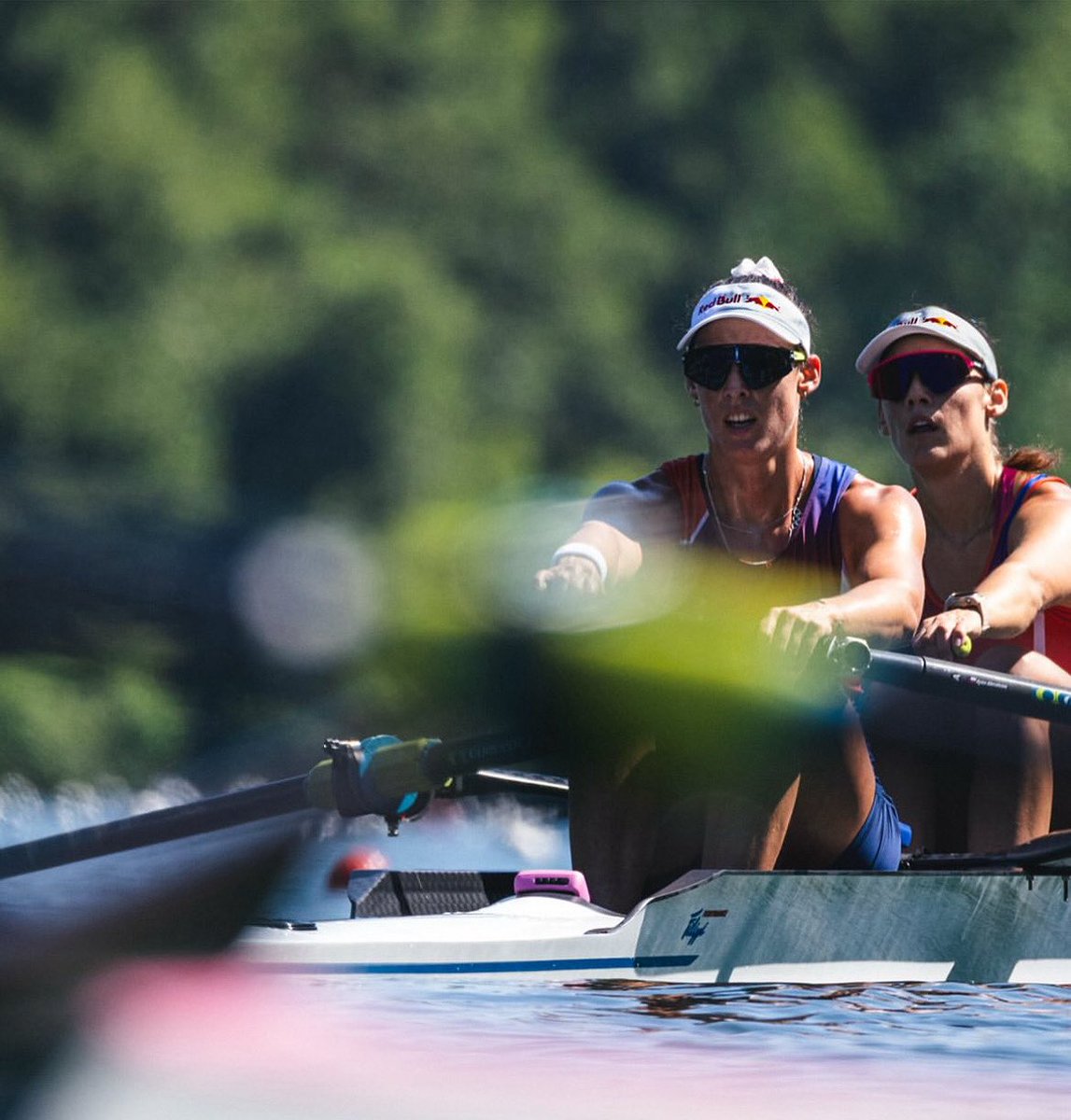 TeamChile_COCH's tweet photo. ¡SON ENOOORMES! 😍😮‍💨🫶🏻🥰

Las remeras Antonia y Melita Abraham 🇨🇱 disputarán la final B del Mundial de Shanghái 🇨🇳, luego de ser cuartas en una apretaaaaadísima semifinal 🥵 en el dos sin timonel.

Las mellizas enfrentaron a botes de Serbia 🇷🇸, Estados Unidos 🇺🇸, Francia 🇫🇷, Lituania 🇱🇹 y Australia 🇦🇺 en una durísima regata, quedando fuera de la definición principal por MEDIO segundo 😱.

De todas maneras, Antonia y Melita demostraron su categoría mundial 🌏 al afianzarse dentro de las 12 mejores duplas del planeta 🤯.

¡Son grandes, a seguir con todo! 

#VamosTeamChile 🇨🇱