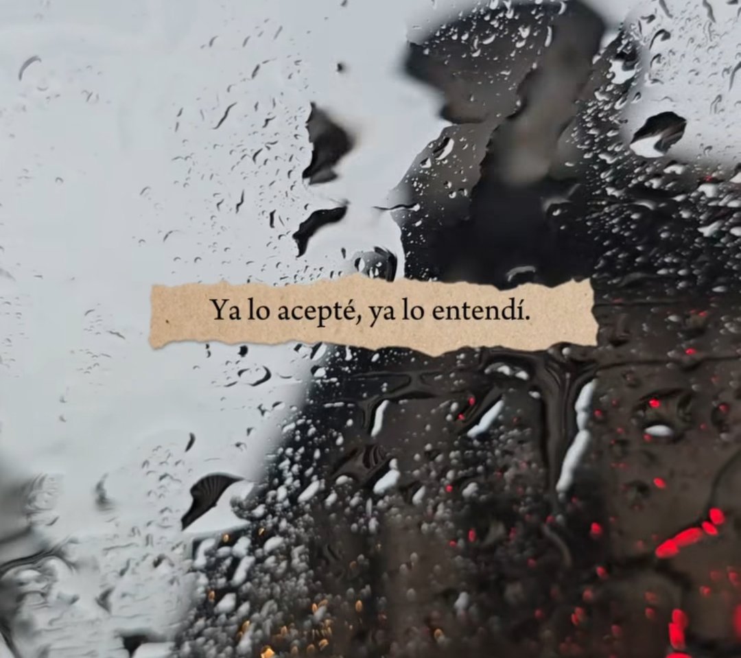 “Ese día fingí que estaba bien, 
  aunque por dentro ya 
  estaba cayendo. 
  Sonreí, hablé, respiré como si 
  no sintiera nada...pero apenas 
  crucé la esquina, el cuerpo 
  me traicionó. 
  La garganta se me cerró, 
  los ojos se me llenaron solos.
  No caminé: escapé.