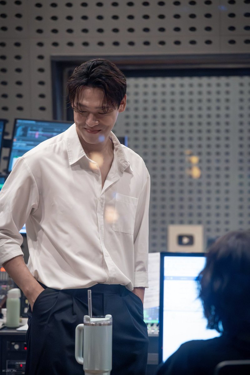 설마 타지 프로필 찍고 마음에 들어서...?