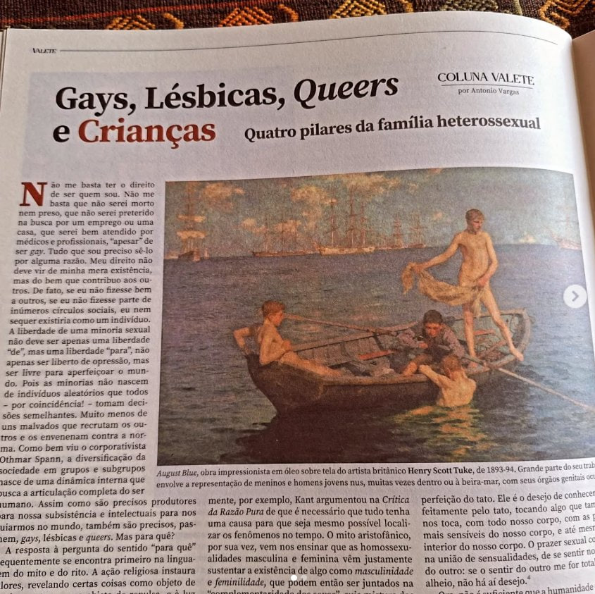 NickCKN's tweet photo. Acabei de ler o artigo do @philoantonio, "Gays, Lésbicas, Queers e Crianças", e darei minha opinião sobre o tema.

De início, deixo claro que de todas as tentativas chulas de cancelamento contra o MBL, esta foi de longe a mais repugnante e imbecil que já vi. Antonio Vargas é um acadêmico respeitável, e sua tradução e comentários do livro de Proclo - Os Elementos da Teologia - já o destacam dentre os intelectuais brasileiros. É uma vergonha a @valeteplus ter cedido à pressão de uma massa de ignorantes.

Quanto ao artigo em si, não há absolutamente nada de escandaloso em seu conteúdo além do título sensacionalista. Qualquer um que tenha se chocado com o texto deveria igualmente manter distância de obras como O Banquete de Platão, que trata abertamente sobre o erotismo e homossexualidade. O artigo de Vargas apenas reafirma a condição ontológica do desejo sexual existente nos homens e mulheres, recuperando com isso o ideal do andrógino. Reconhece que para que a heterossexualidade exista  naturalmente, é lógico concluir que a homossexualidade também se constitui como um dos princípios sexuais do homem. Ele defende e promove um ambiente homoafetivo de forma pedagógica, à semelhança do que os antigos chamavam de pederastia. Nem é preciso comentar que confundir pederastia com pedofilia é um erro crasso de ignorantes e analfabetos. O ponto forte do artigo está em sua defesa da homossexualidade como algo natural em vez de reduzi-la a um simples desvio moral, desafiando a ética de conduta imposta por nossa sociedade cristã.

Ainda não me decidi se concordo ou não com a análise de Vargas. Acredito que ele menospreze demais o aspecto biológico (o que faz sentido dentro de sua abordagem platônica) quando afirma: “Alguns dirão que é a potência reprodutiva, mas não vejo necessidade de nos reduzir a feras tão rapidamente.” O artigo também não aborda as problemáticas psicológicas do modo de vida homoafetivo, que poderiam ampliar ainda mais o escopo da discussão. De todo modo, é um excelente texto, e me deixou reflexivo. É uma lástima que a maioria das pessoas não consegue lidar com esses temas com seriedade.