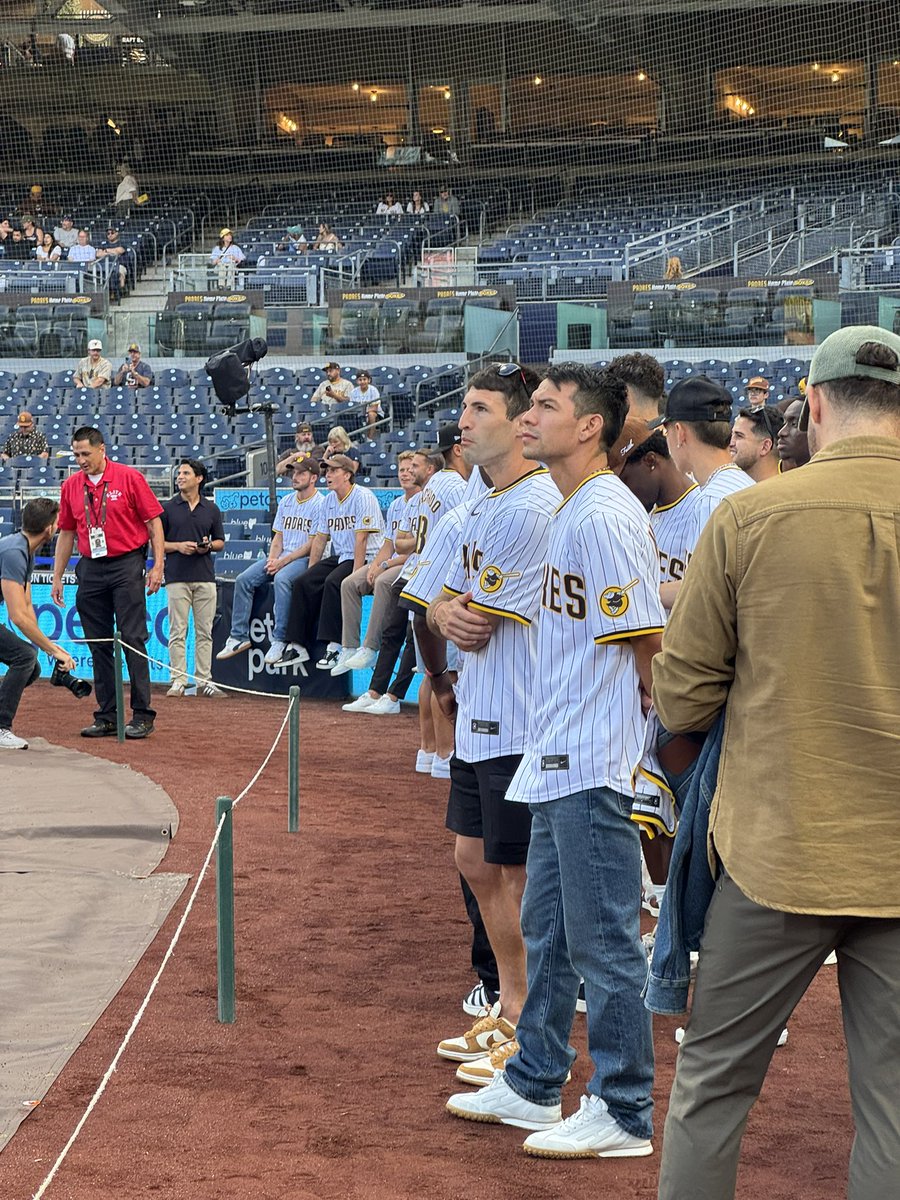 JulianDelGaudio's tweet image. Chucky Lozano &amp;amp; the rest of @sandiegofc is in the building for tonight’s Padres game against Milwaukee. 

#FlowWithUs | #ForTheFaithful