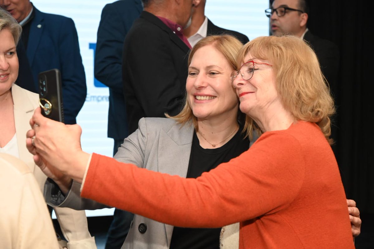 En Rosario nos reunimos con dirigentes de la CAME. La economía se mueve gracias a quienes todos los días ponen su apellido y su esfuerzo al frente de sus empresas. Nuestro compromiso es claro: pelear por reglas claras y previsibilidad para quienes invierten y producen en la