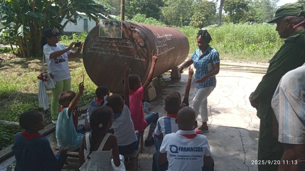Se desarrolla en el poblado Dos Palmas el Día de defensa territorial, donde  los educandos y docentes presentaron variadas actividades.
#CubaMined #PalmaSoriano #100AñosConFidel