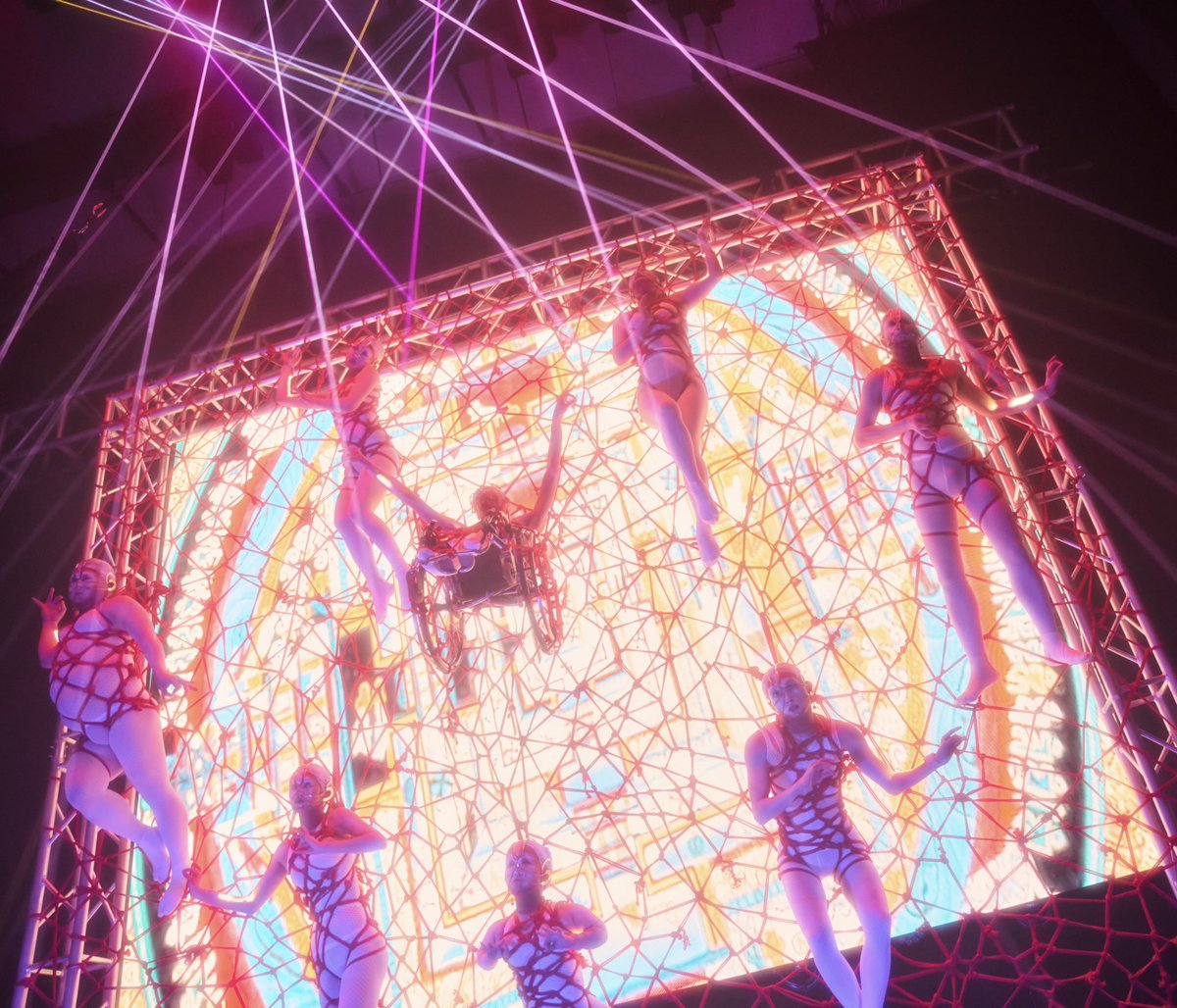 kamb86's tweet image. 🫀UNBOUND
ロープアーティストHajime Kinokoさんに縛っていただき、車椅子ごと宙に浮きました。
最後は曼荼羅の中央で、お客様や自分たちチームのことを想いながら祈りました。
アクセサリー、メイク、ロープで宙に浮き、儀式のような感覚になりました。
📸ANNA FUJIWARA
ameblo.jp/kkambara/entry…